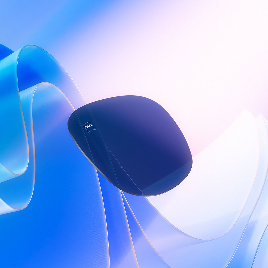 3D-CGI-Illustration eines getönten Brillenglases, das sich in Richtung einer Lichtquelle bewegt und dabei effektiv schädliche UV-Strahlen blockiert.