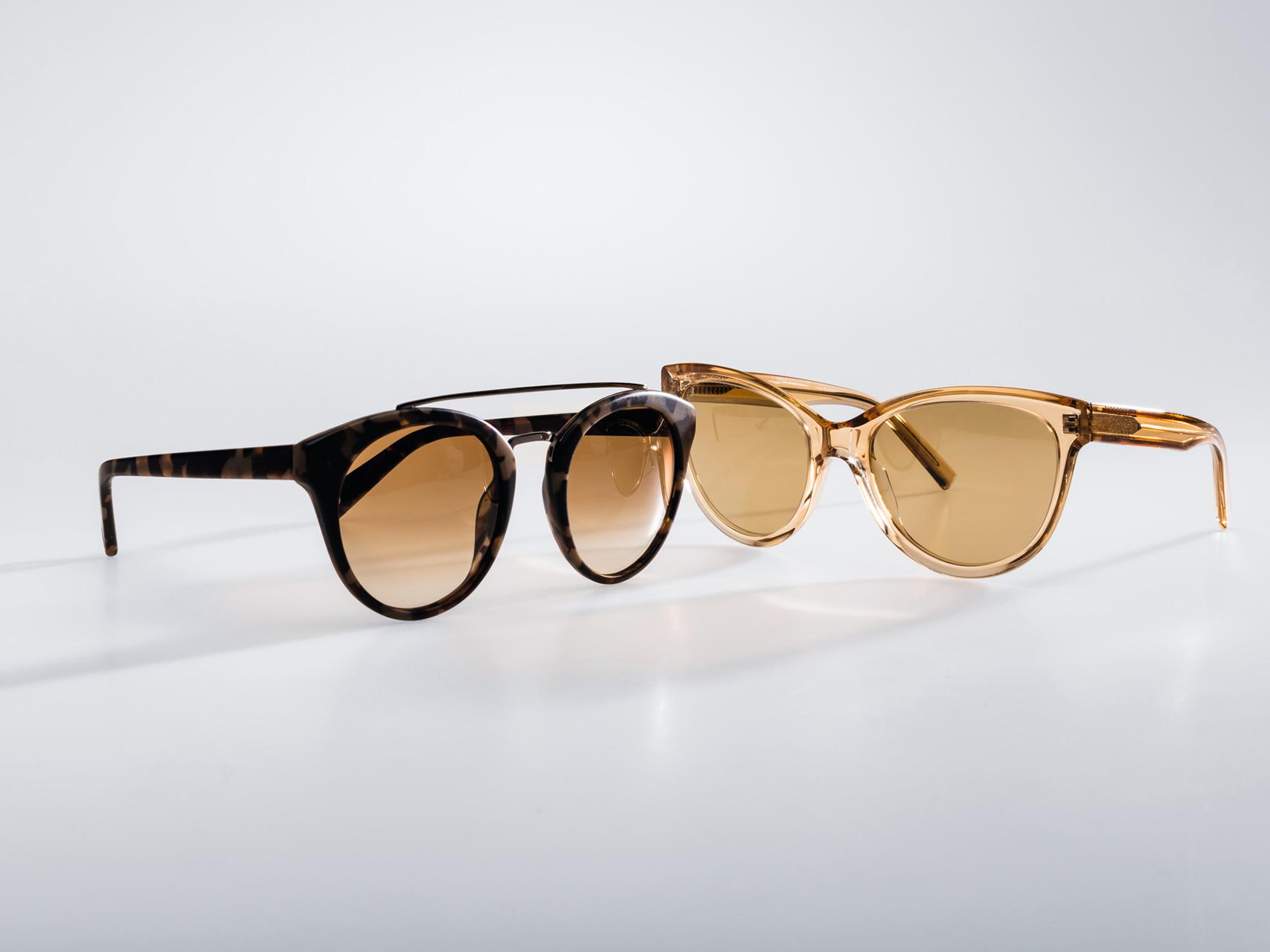 Abbildung von zwei Sonnenbrillen, eine mit leichter unifarbener Tönung und eine mit leichter, heller Tönung. 