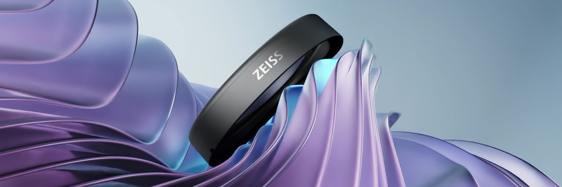 Eine Nahaufnahme der Seitenansicht der ZEISS Optical Inserts für die Apple Vision Pro zeigt das ZEISS Logo.