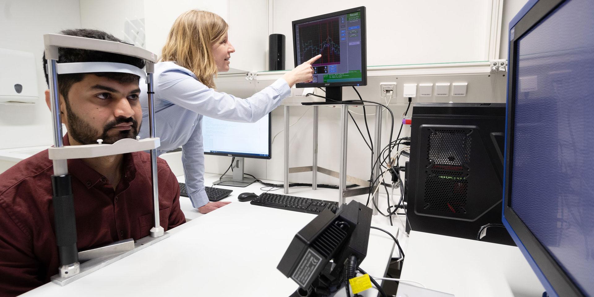 Dr. Katharina Rifai analysiert die Augenbewegungen eines Probanden mithilfe von Eye Tracking Aufnahmen.