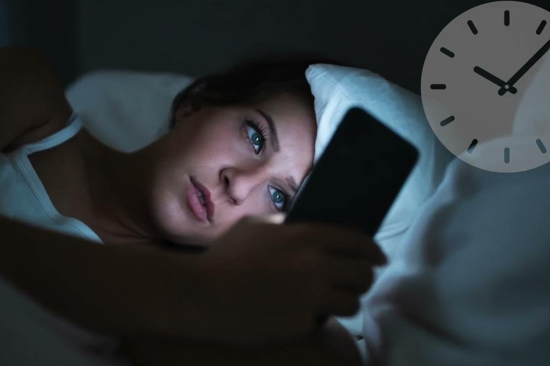 Frau schaut nachts auf ihr Smartphone