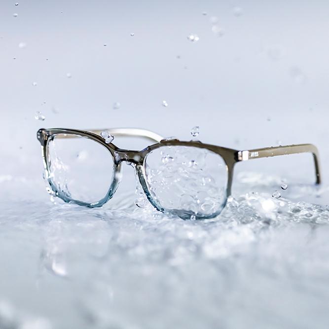 Brillenglas wasserabweisend