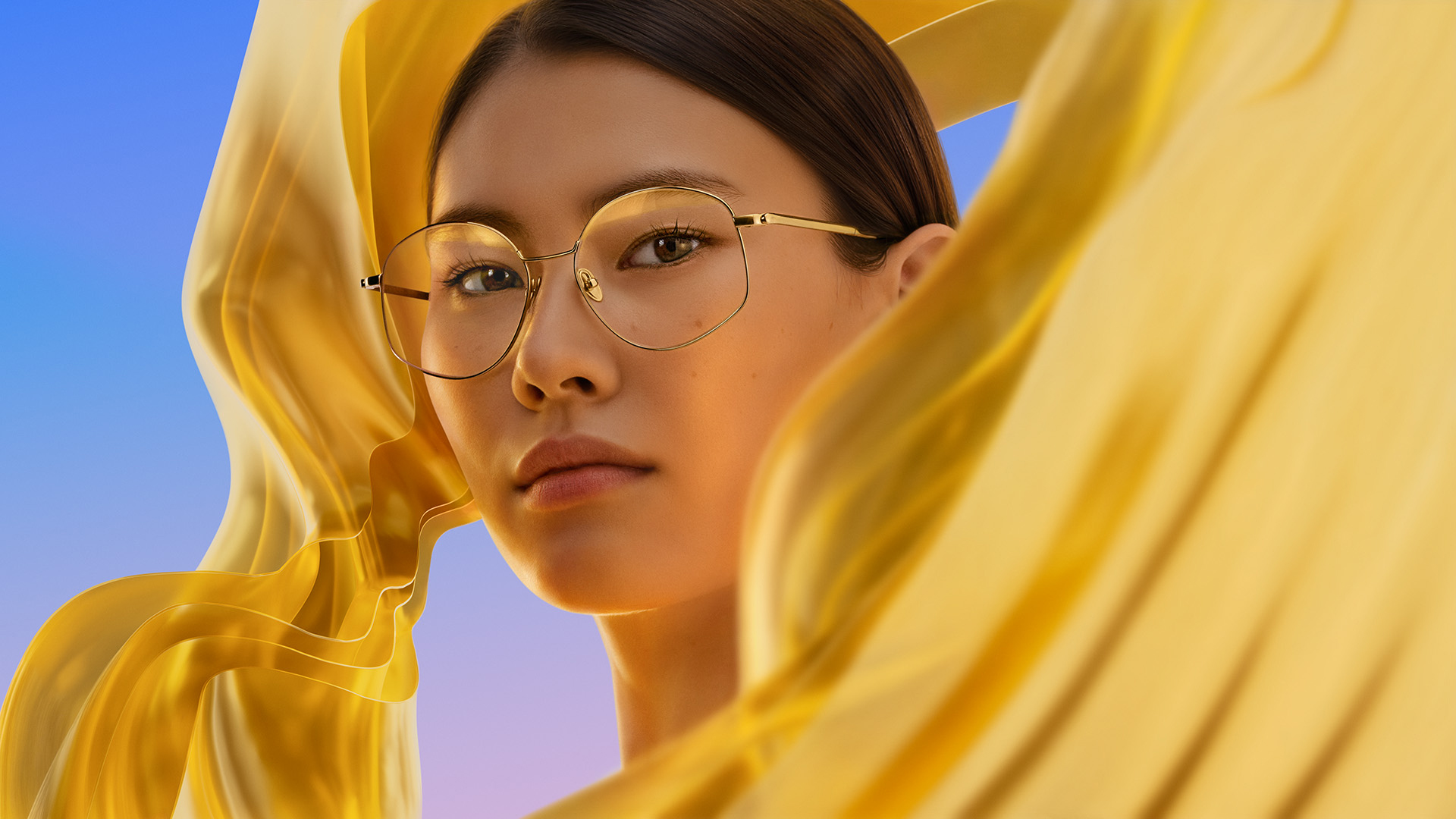 Die goldene Beschichtung von ZEISS DuraVision Gold UV hebt den individuellen Look hervor.