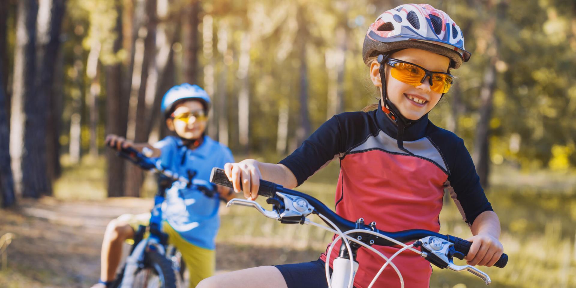 Auch Kinder, die im Freien Sport treiben, sollten eine geeignete Sportbrille tragen.
