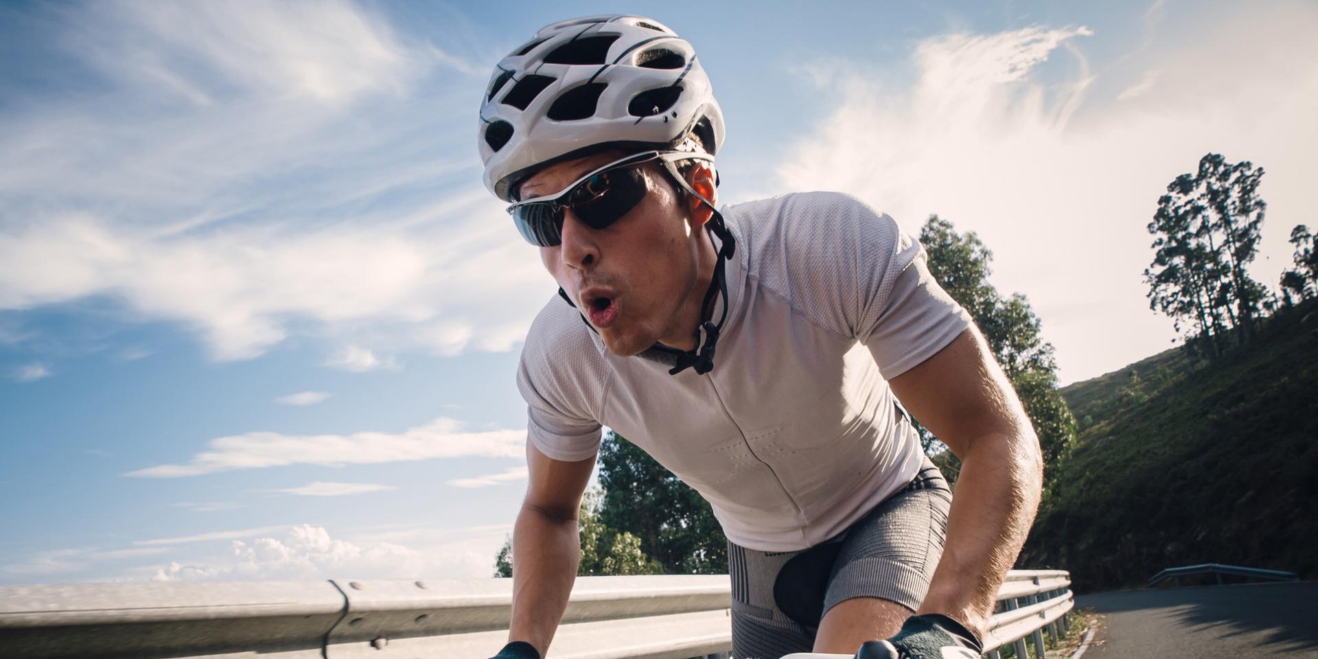 Rennradfahrer trägt eine spzeielle Sportbrille