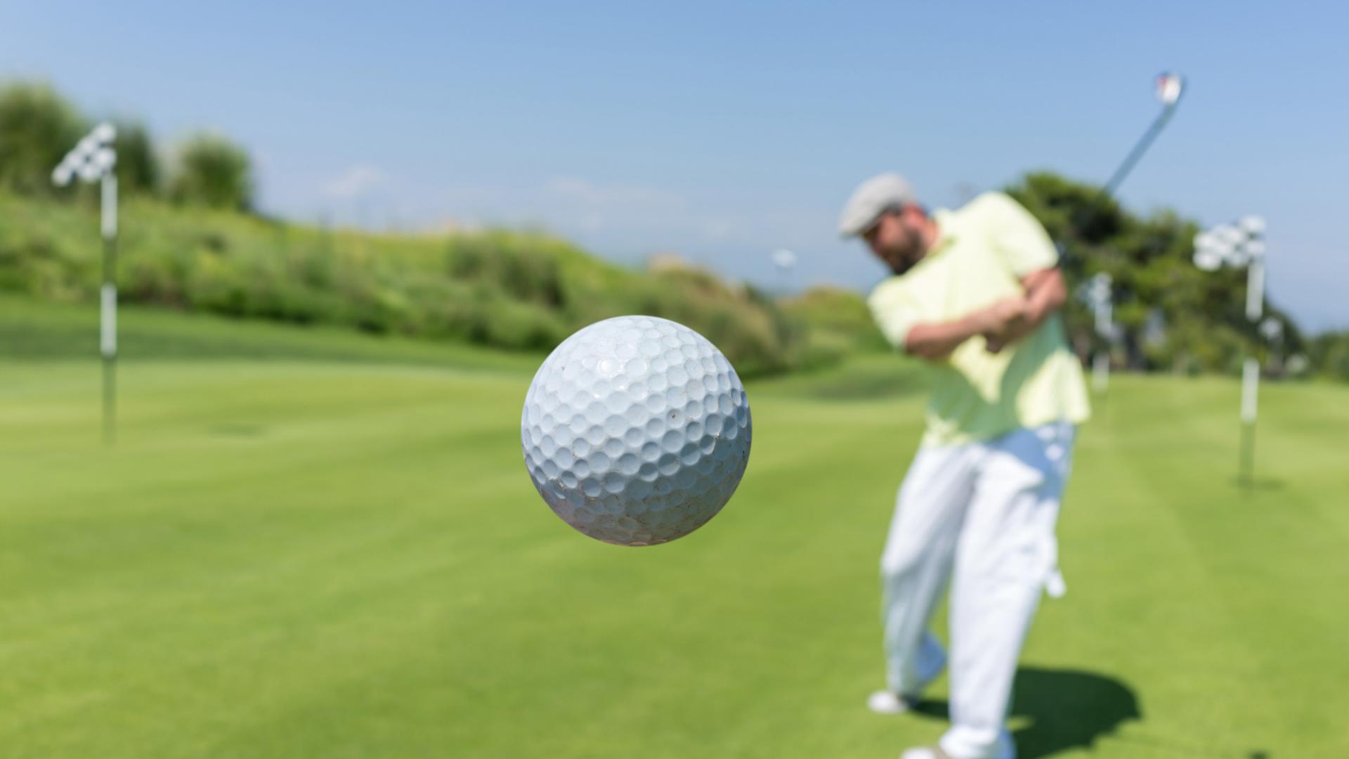 Eine Golf-Sportbrille sollte einen hohen UV-Schutz bieten, kontrastverstärkend sein, über einen wirksamen Blendungsschutz aufweisen  und robust sein.