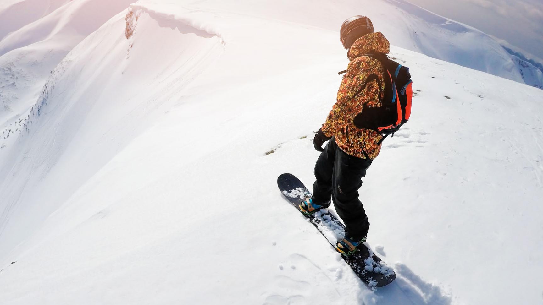 Für Wintersportarten sind Skibrillen mit einem hohen Schutz vor blendendem Licht, UV-Schutz und einer guten Sicht bei verschiedenen Wetterbedingungen unerlässlich. 