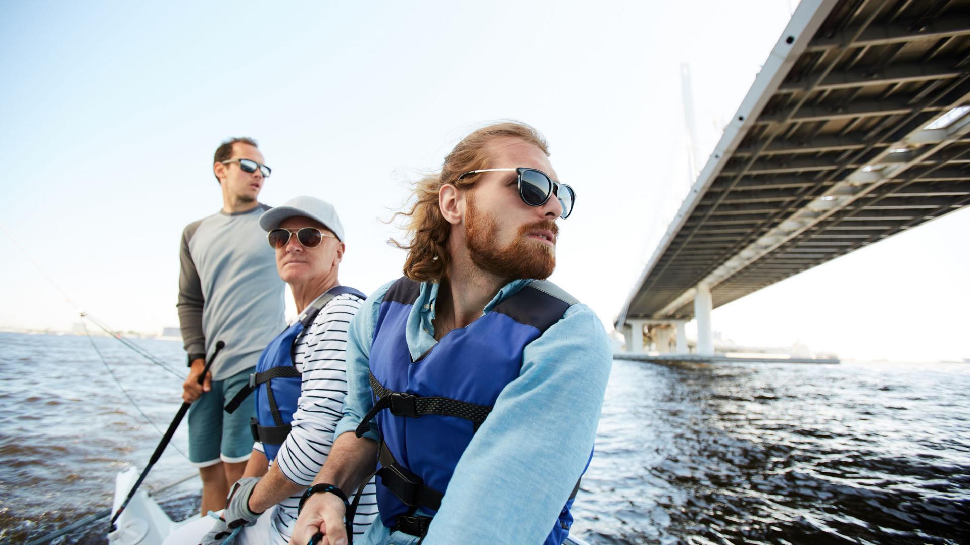 Beim Wassersport, wie Segeln, Surfen oder Kajakfahren, werden polarisierte Sonnenbrillen empfohlen, um Blendung durch das Wasser zu reduzieren. Sie sollten auch wasserfest sein und eine gute Passform haben, um ein Verrutschen während der Aktivität zu verhindern.