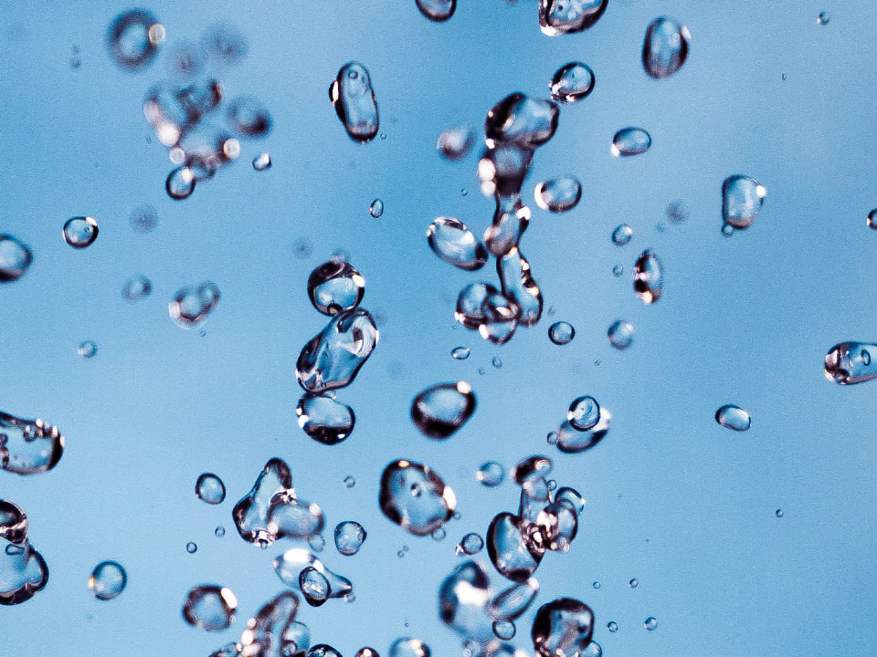 Ein Bild mit Luftblasen im Wasser. 