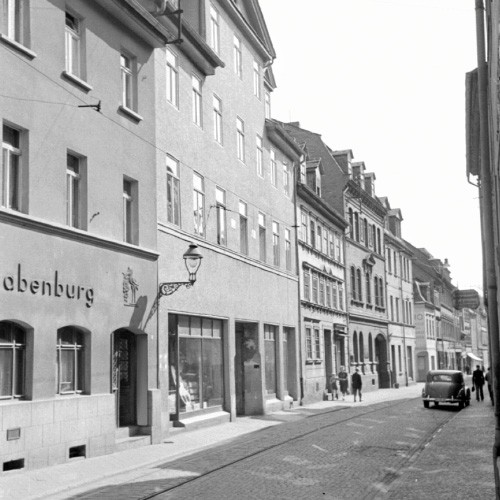 Ein Schwarz-Weiß-Bild der ersten ZEISS Werkstatt in Jena. 