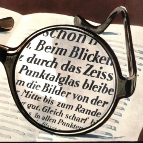 Ein Bild zeigt eine alte ZEISS Werbung für Punktal Brillengläser mit klarer Sicht über das gesamte Brillenglas. Das war 1912 bahnbrechend. 
