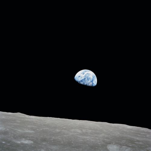Das ikonische Bild der Erde im Hintergrund, aufgenommen mit einem ZEISS 250 mm Sonnar Teleobjektiv während der Apollo 8 Mission. 