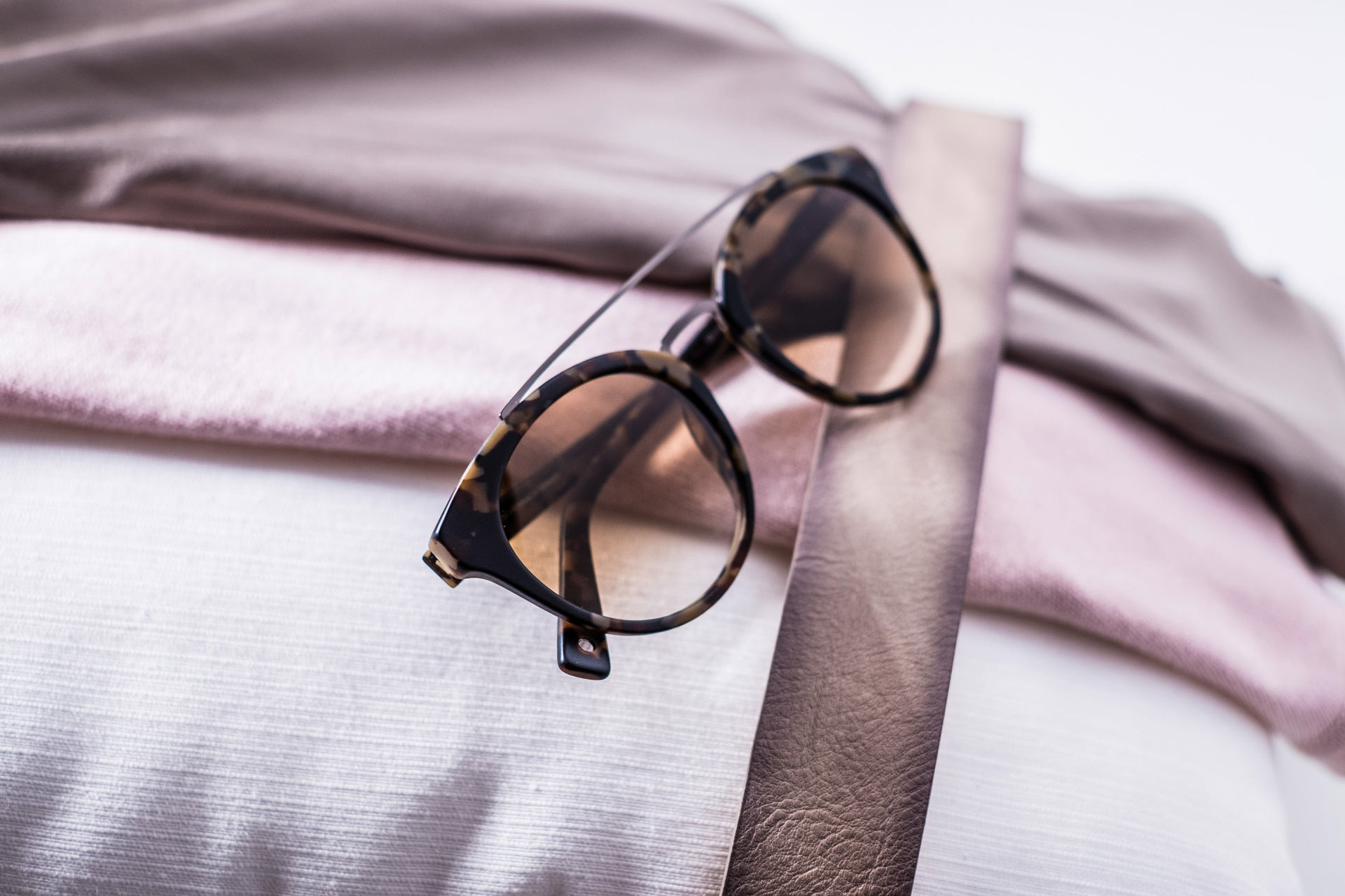 Zwar erkennen Sie am CE-Zeichen auf der Innenseite des Brillenbügels, ob Ihre Sonnenbrille einen UV-Schutz hat. Das CE-Gütesiegel garantiert allerdings lediglich einen Schutz vor schädlicher UV-Strahlung bis 380 nm.