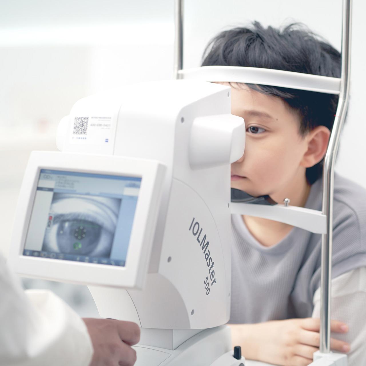 Junge bei einer Augenuntersuchung mit dem ZEISS IOLMaster 500 
