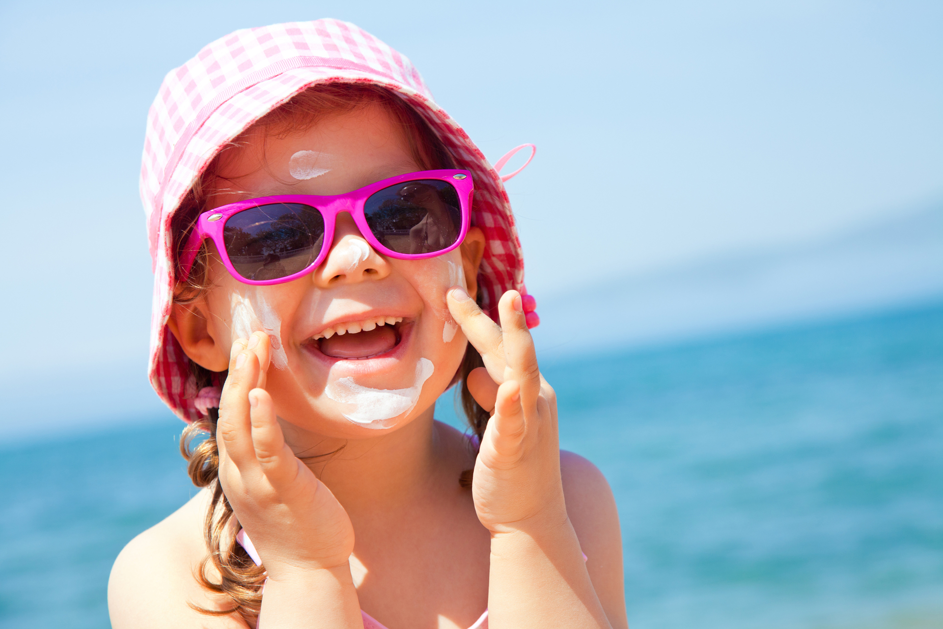 Kinderaugen reagieren empfindlicher auf UV-Strahlung. Haut und Augen von Kindern müssen also unbedingt vor der Sonne geschützt werden. 