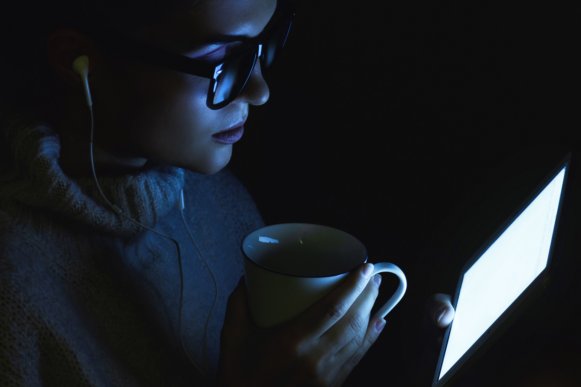 Fast alle modernen Geräte emittieren blaues Licht, was die Symptome von digitalem Sehstress verschlimmern kann.