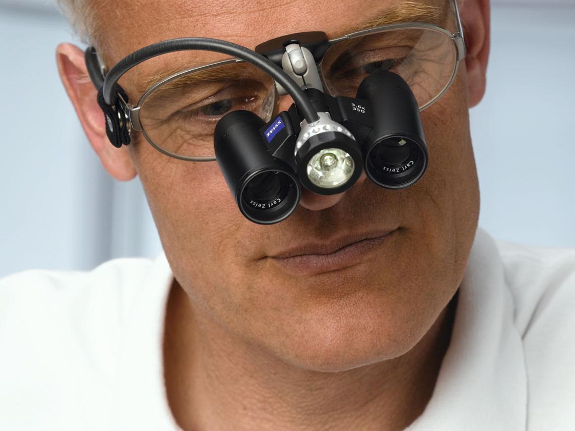 Der Zahnarzt oder Zahntechniker bearbeitet mikroskopisch kleine Details im Gebiss, der Uhrmacher winzige Teile eines Zahnrads, und die Kosmetikerin braucht einen gestochen scharfen Blick aufs Hautbild ihrer Kunden.