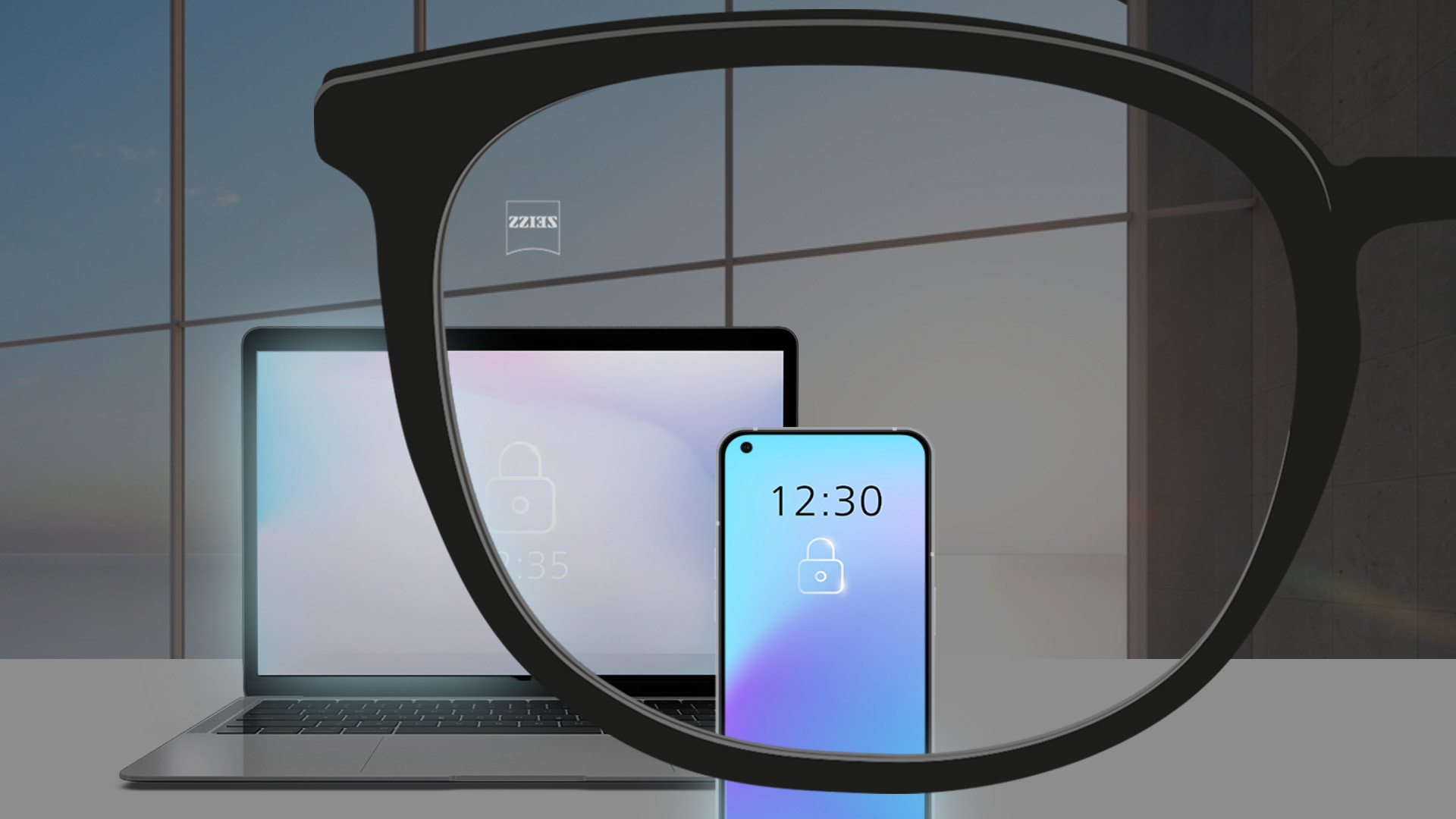 Abbildung mit Blick auf einen Laptop und ein Smartphone in einem abgedunkelten Raum.
