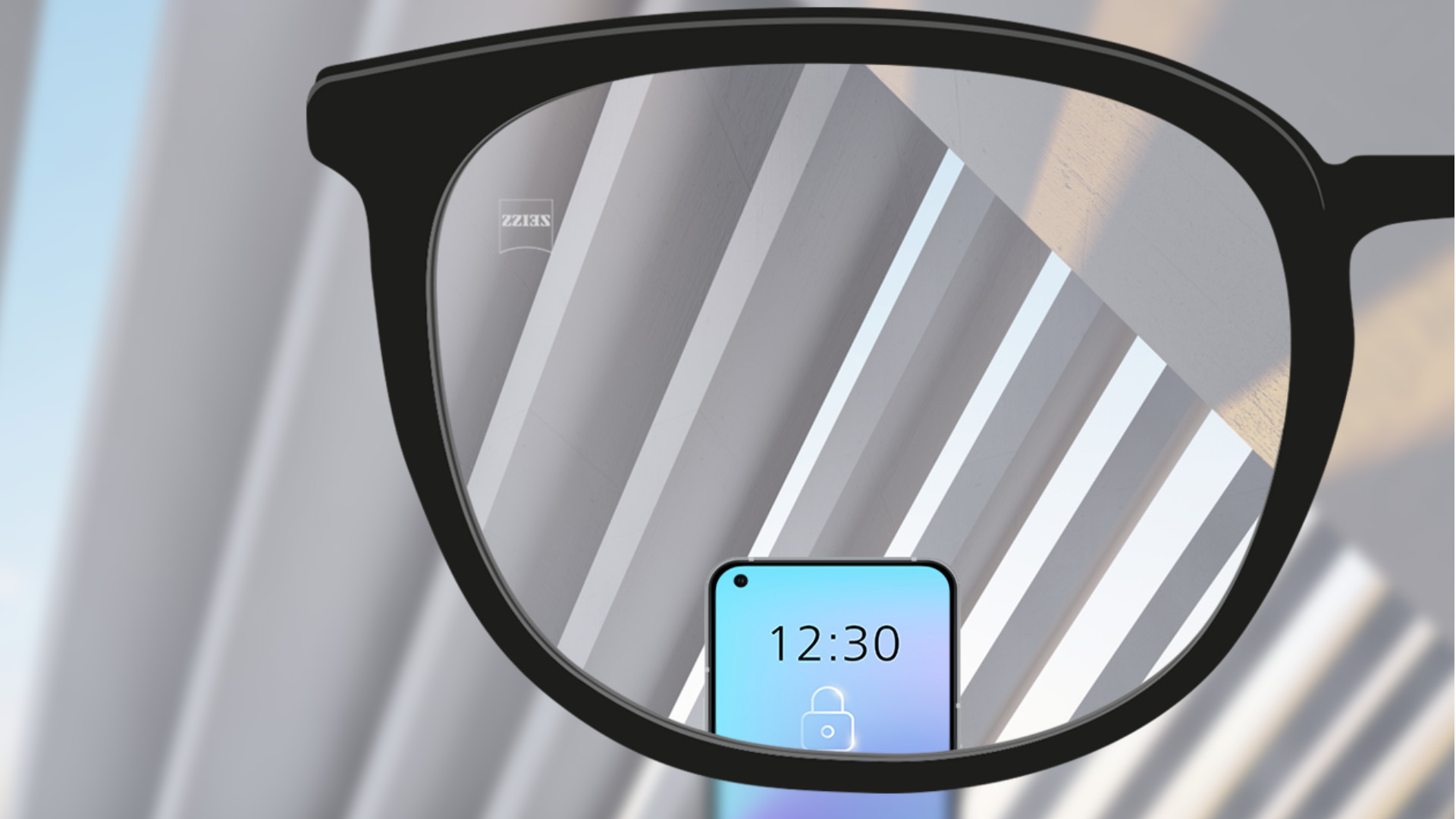 Abbildung mit Blick durch ein ZEISS SmartLife Einstärkenglas. Ein Smartphone ist zu sehen und das Brillenglas ist vollkommen klar.
