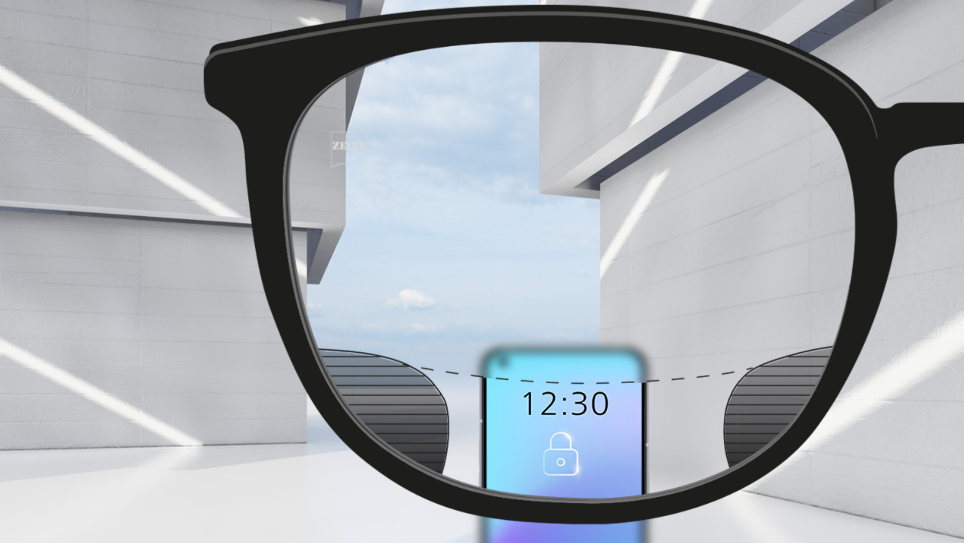 Abbildung mit Blick durch ein ZEISS SmartLife Digital Brillenglas. Ein Smartphone ist zu sehen. Das Brillenglas ist im oberen und unteren Brillenglasbereich vollkommen klar, links und rechts befinden sich kleine, unscharfe Flächen.