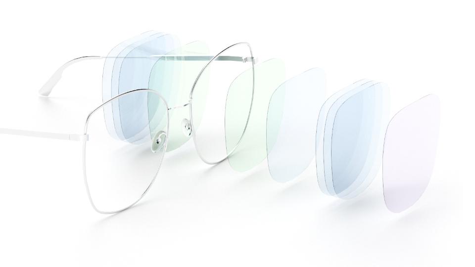 Abbildung einer Fassung mit Brillengläsern, auf denen viele Beschichtungen übereinander zu sehen sind.