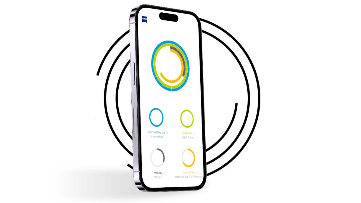 Ein vor schwarzen Ringen positioniertes Smartphone zeigt mit verschiedenfarbigen Ringen das Sehprofil eines Benutzers von „Mein Sehprofil“ an. 