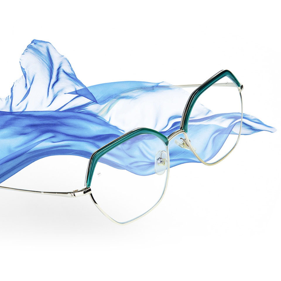 Abbildung einer Brille mit ZEISS Light 2 Gleitsichtgläsern. Ein blaues Tuch schwebt in der Luft.