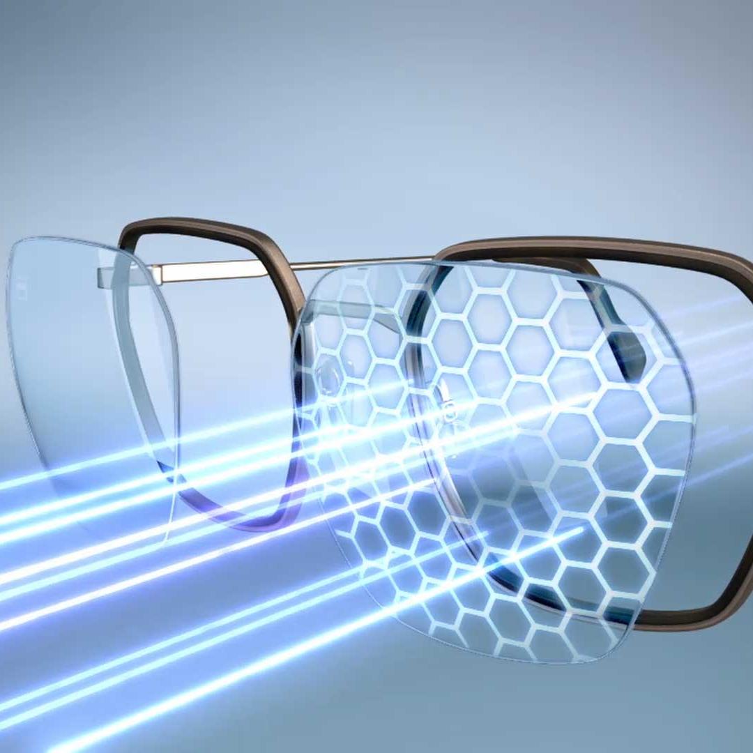 Brillengläser mit ZEISS BlueGuard Brillenglasmaterial und PhotoFusion X Veredelung blockieren Blaulicht, sowohl im klaren als auch im eingedunkelten Zustand.