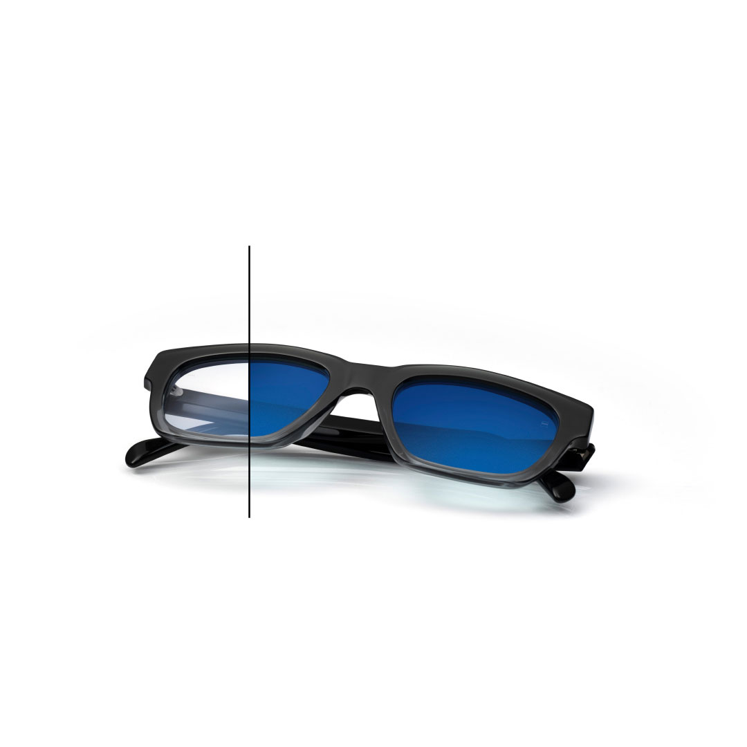 Brille mit ZEISS PhotoFusion X Brillengläsern in Blau, mit ZEISS DuraVision Flash Verspiegelung im Farbton Sapphire. Die Hälfte des Brillenglases ist nicht vollständig eingedunkelt, damit man den Farbunterschied sieht.