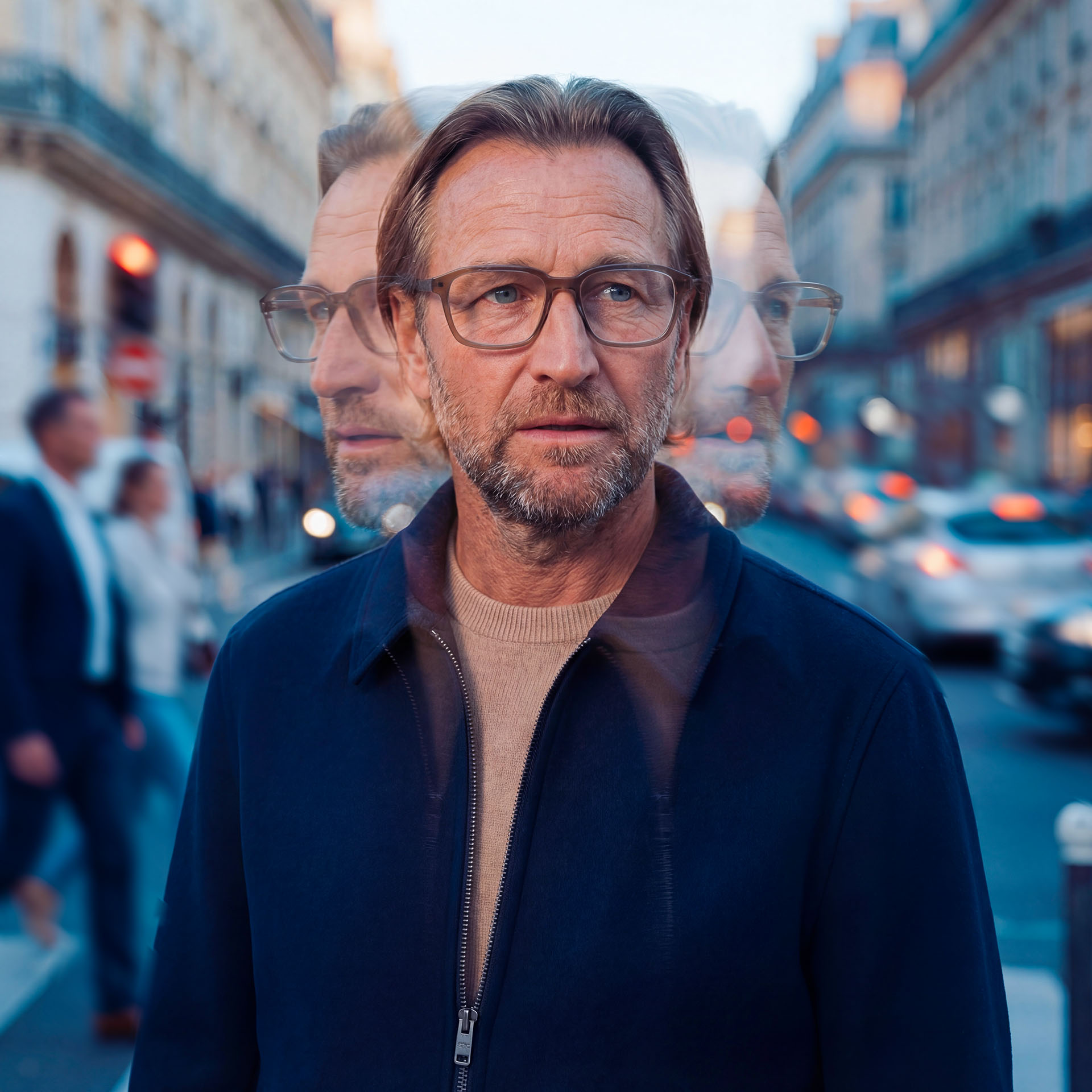 Eine Person mit herkömmlichen Brillengläsern auf einer belebten Straße, dargestellt mit Mehrfachbelichtungseffekten. 