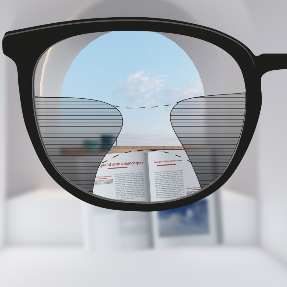Ein Schieberegler zeigt links ein herkömmliches, multifokales Brillenglas mit relativ begrenzten Sichtzonen, verglichen mit einem Premium-Brillenglas rechts, das scharfes Sehen über einen größeren Teil des Brillenglases ermöglicht.