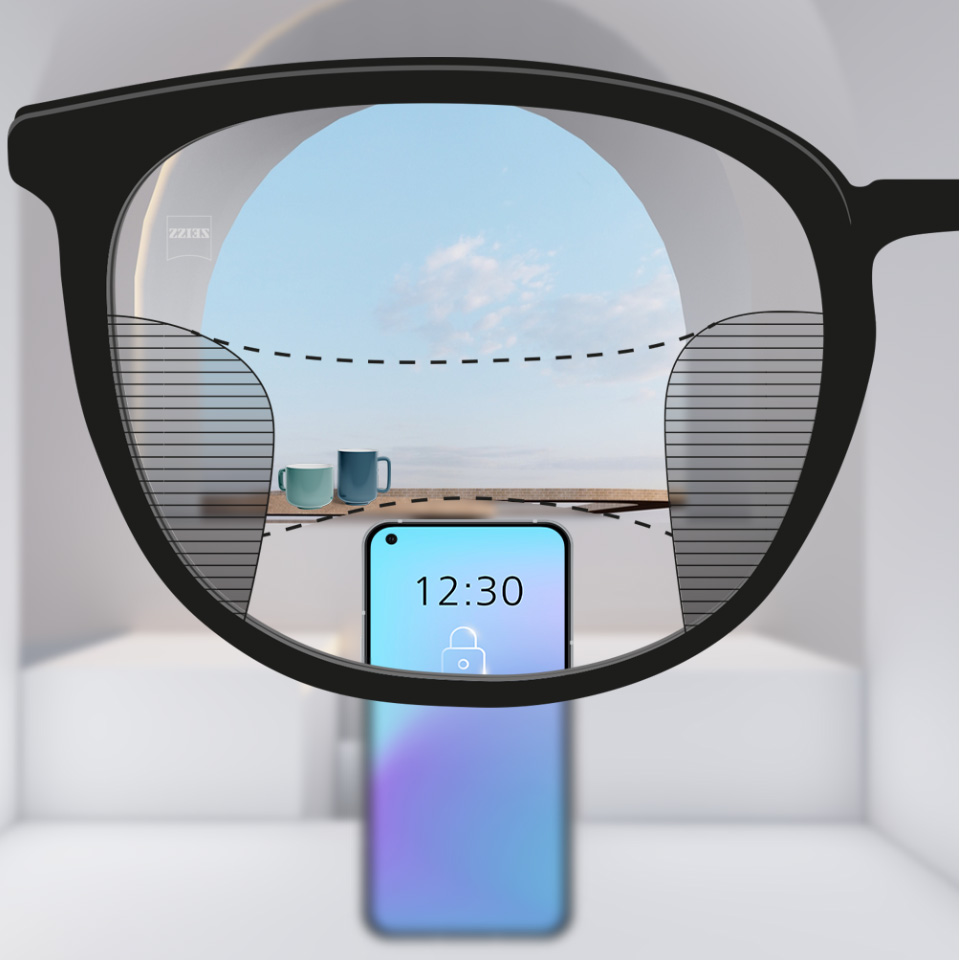 Ein Schieberegler zeigt links ein herkömmliches, multifokales Brillenglas mit relativ begrenzten Sichtzonen, verglichen mit einem Premium-Brillenglas rechts, das scharfes Sehen über einen größeren Teil des Brillenglases ermöglicht.