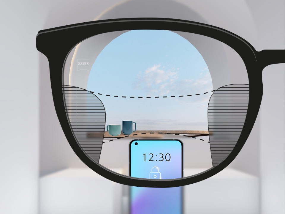 Schematische Darstellung der Sicht durch ein SmartLife Gleitsichtglas mit drei Sichtzonen: Nahbereich (Smartphone), mittlere Entfernung (Kaffeetassen) und Fernsicht (Himmel).