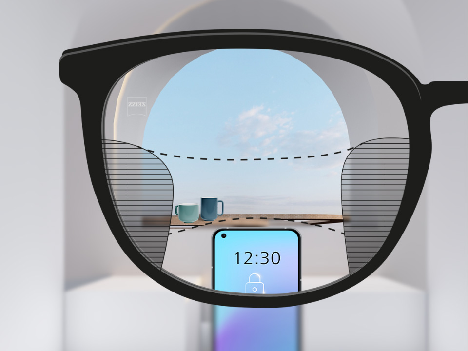 Schematische Darstellung durch ein SmartLife Gleitsichtglas mit drei Sehbereichen: Nahbereich (Smartphone), Zwischenbereich (Kaffeetassen) und Fernbereich (Himmel).