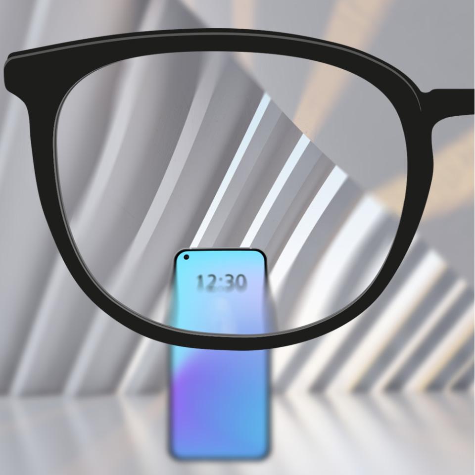 Ein Schieberegler zeigt links ein herkömmliches Brillenglas mit Verzerrungen in den Randbereichen, verglichen mit einem Premium-Brillenglas rechts, das scharfe, unverzerrte Sicht über das gesamte Glas ermöglicht.