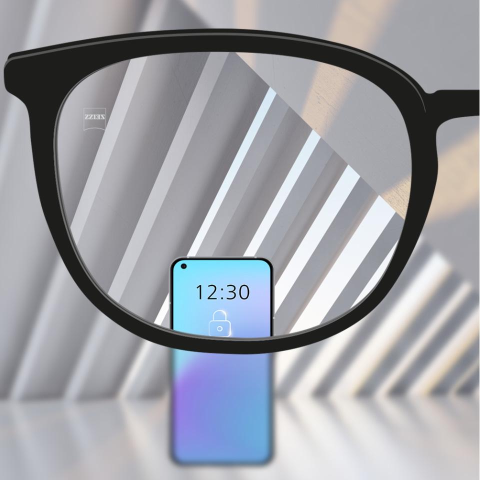 Ein Schieberegler zeigt links ein herkömmliches Brillenglas mit Verzerrungen in den Randbereichen, verglichen mit einem Premium-Brillenglas rechts, das scharfe, unverzerrte Sicht über das gesamte Glas ermöglicht.