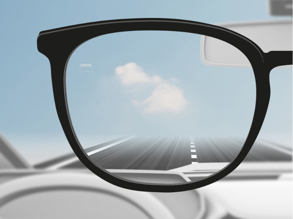 Abbildung mit Blick durch ein ZEISS DriveSafe Einstärkenglas aus der Perspektive eines Autofahrers. Das Brillenglas ist vollkommen klar.