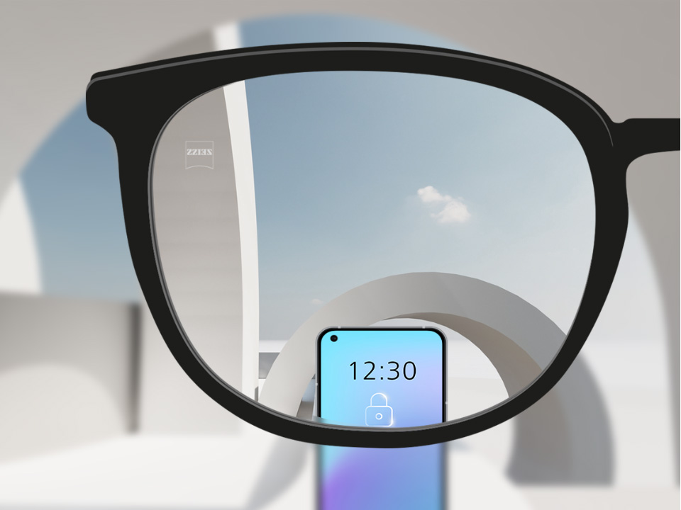 Abbildung mit Blick durch ein ZEISS SmartLife Einstärkenglas. Ein Smartphone ist zu sehen und das Brillenglas ist vollkommen klar.