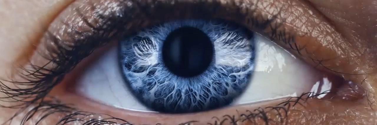 In Bewegung befindliche feine, abstrakte Linien auf einem dunkelblauen Hintergrund formen eine Pupille und die Iris eines Auges.