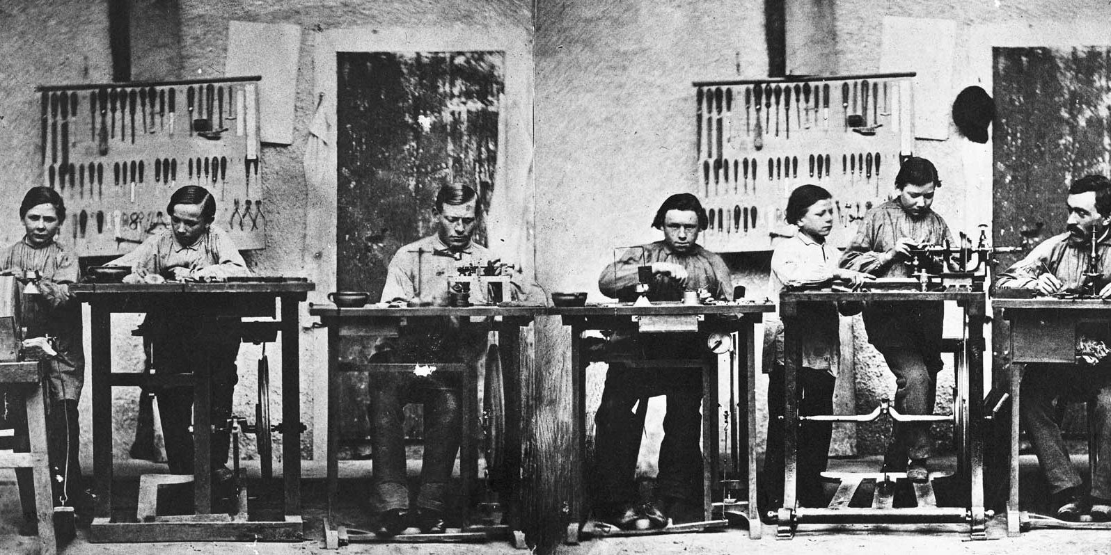 Werkmeister August Löber mit Mechanikern und Lehrlingen, 1864