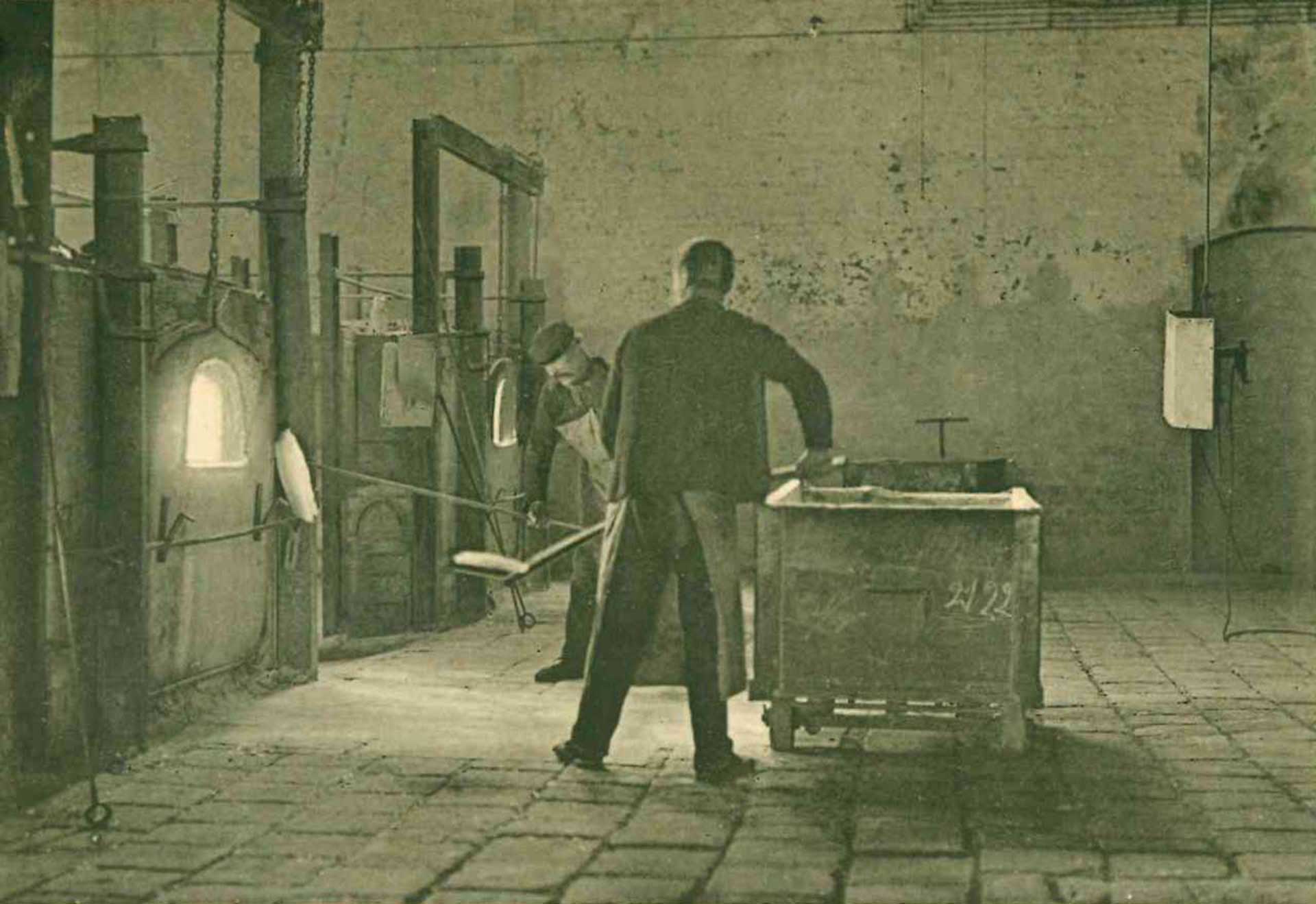 Einlegen der Rohglasstoffe (Foto: SCHOTT Archiv).