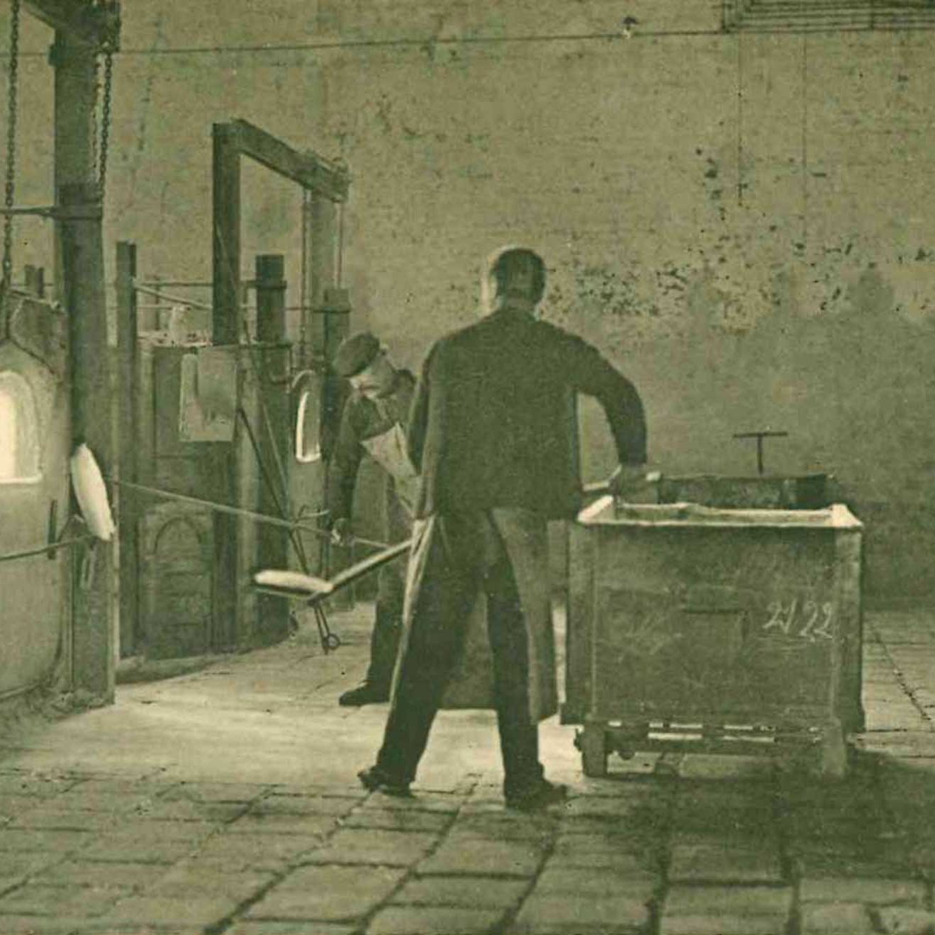 Einlegen der Rohglasstoffe (Foto: SCHOTT Archiv).
