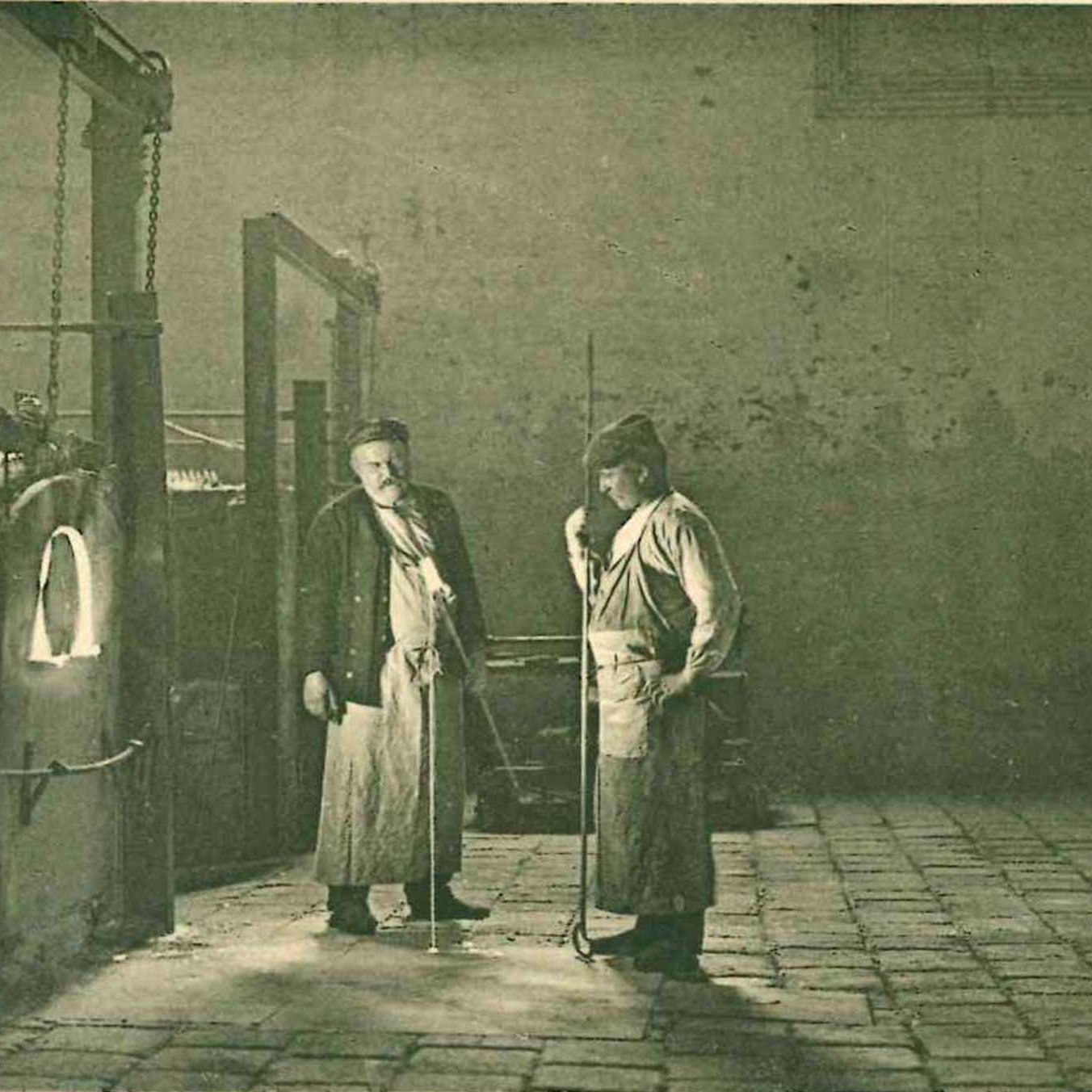 Prüfen der Schmelze (Foto: SCHOTT Archiv).