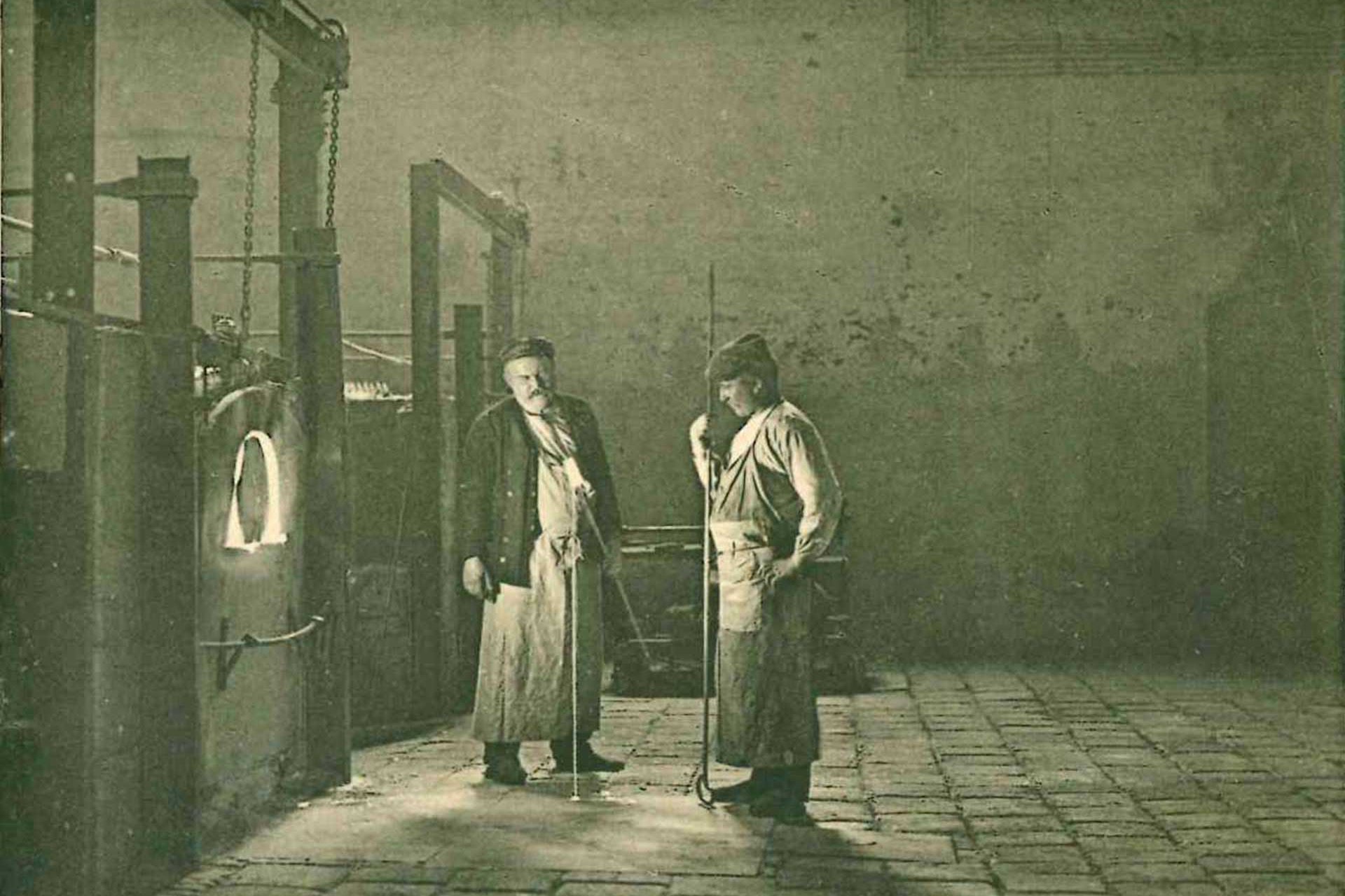 Prüfen der Schmelze (Foto: SCHOTT Archiv).