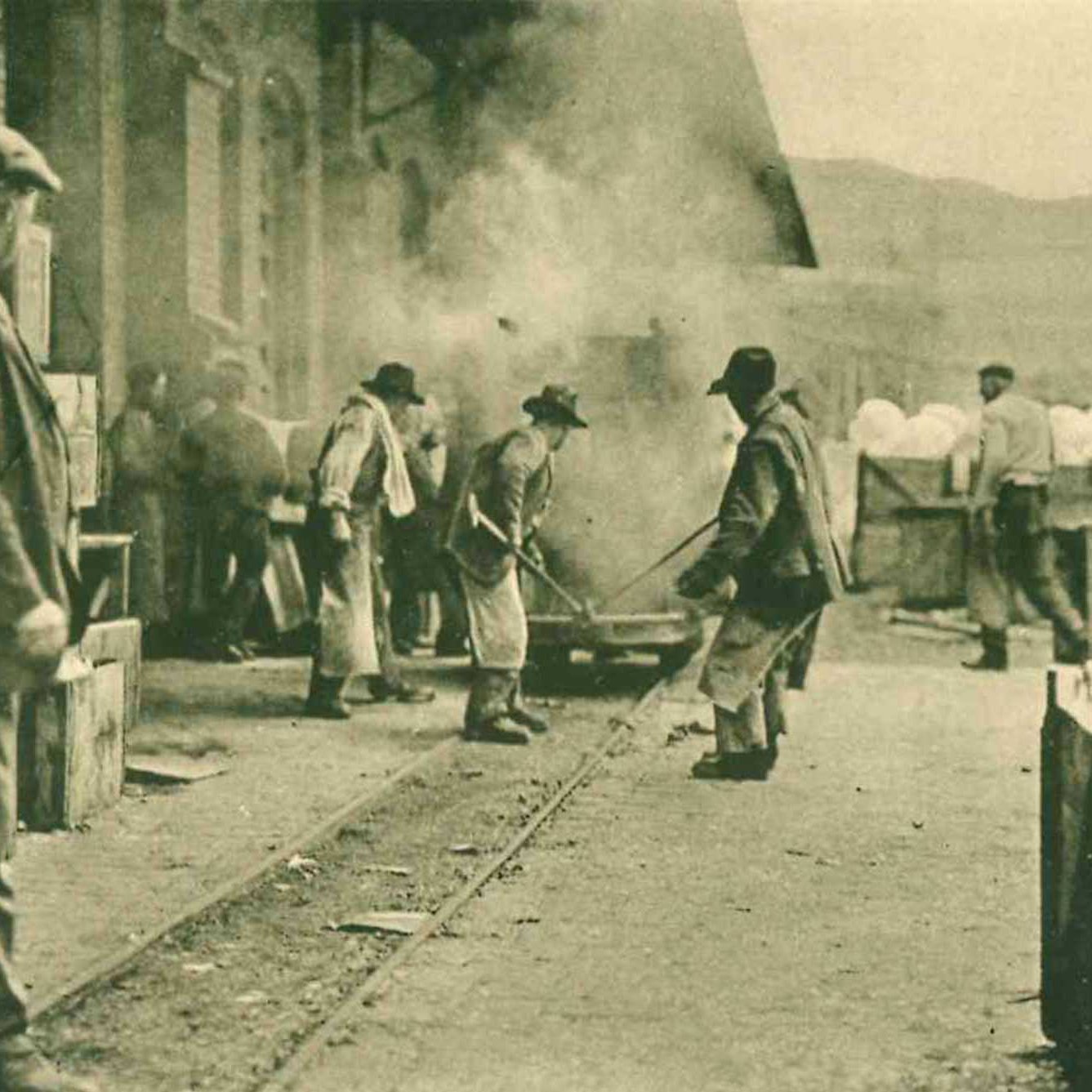 Beförderung eines glühenden Glashafens (Foto: SCHOTT Archiv).