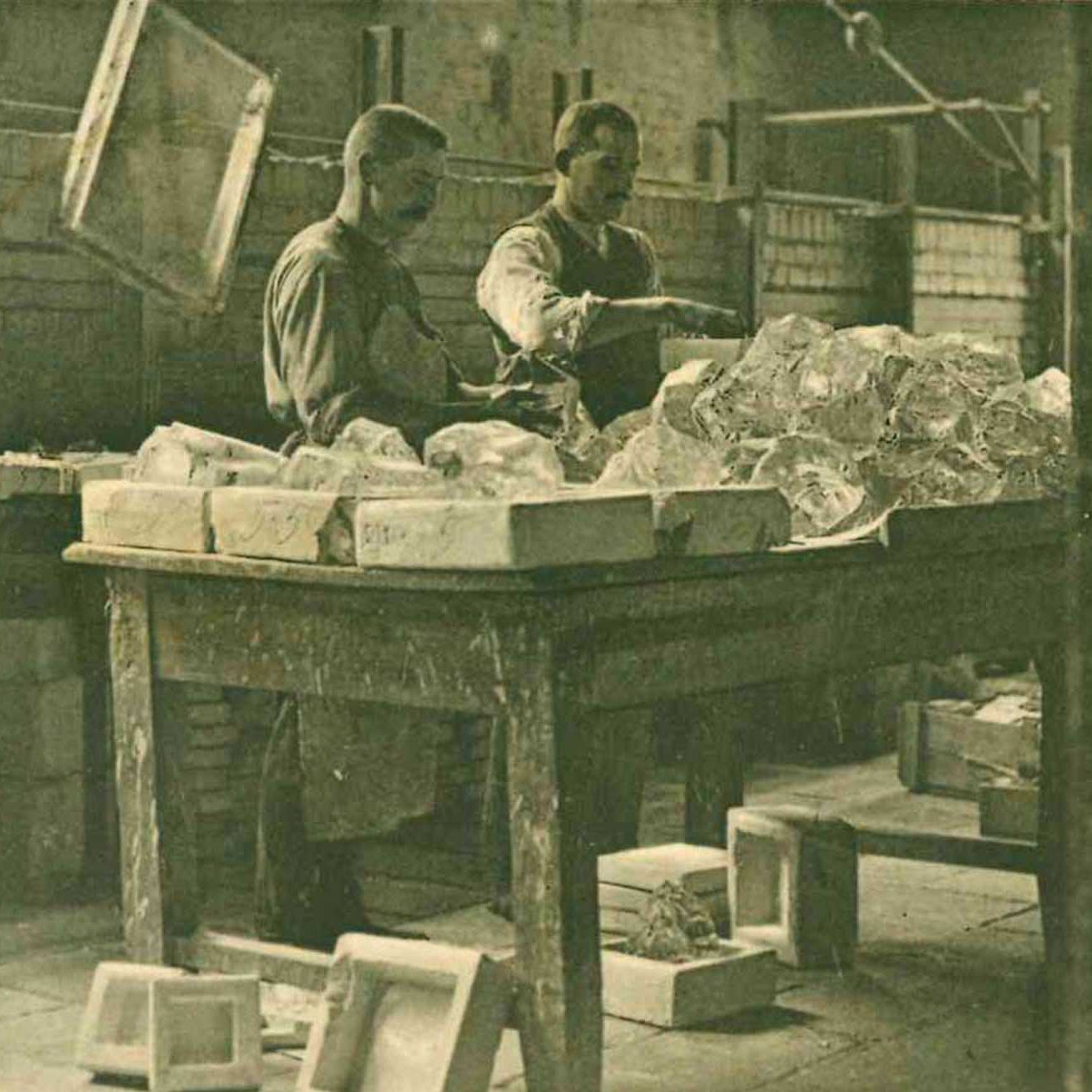 Einlegen des optischen Rohglases in die Senkformen (Foto: SCHOTT Archiv).