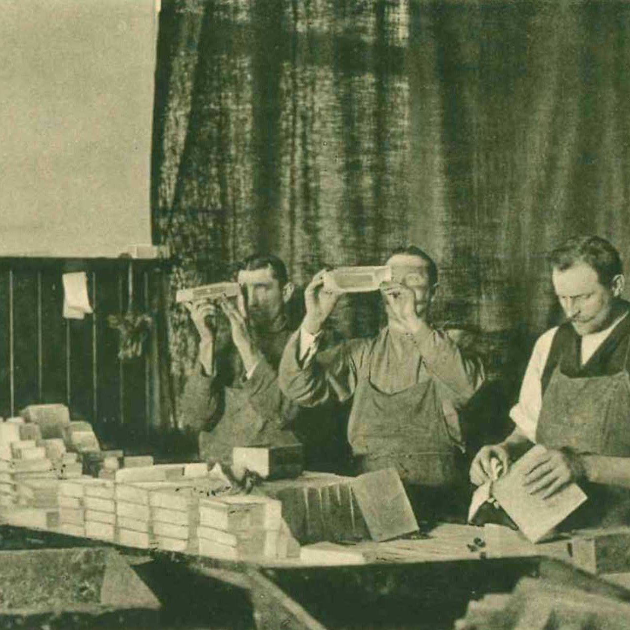 Prüfung des optischen Glases auf Schlieren (Foto: SCHOTT Archiv).