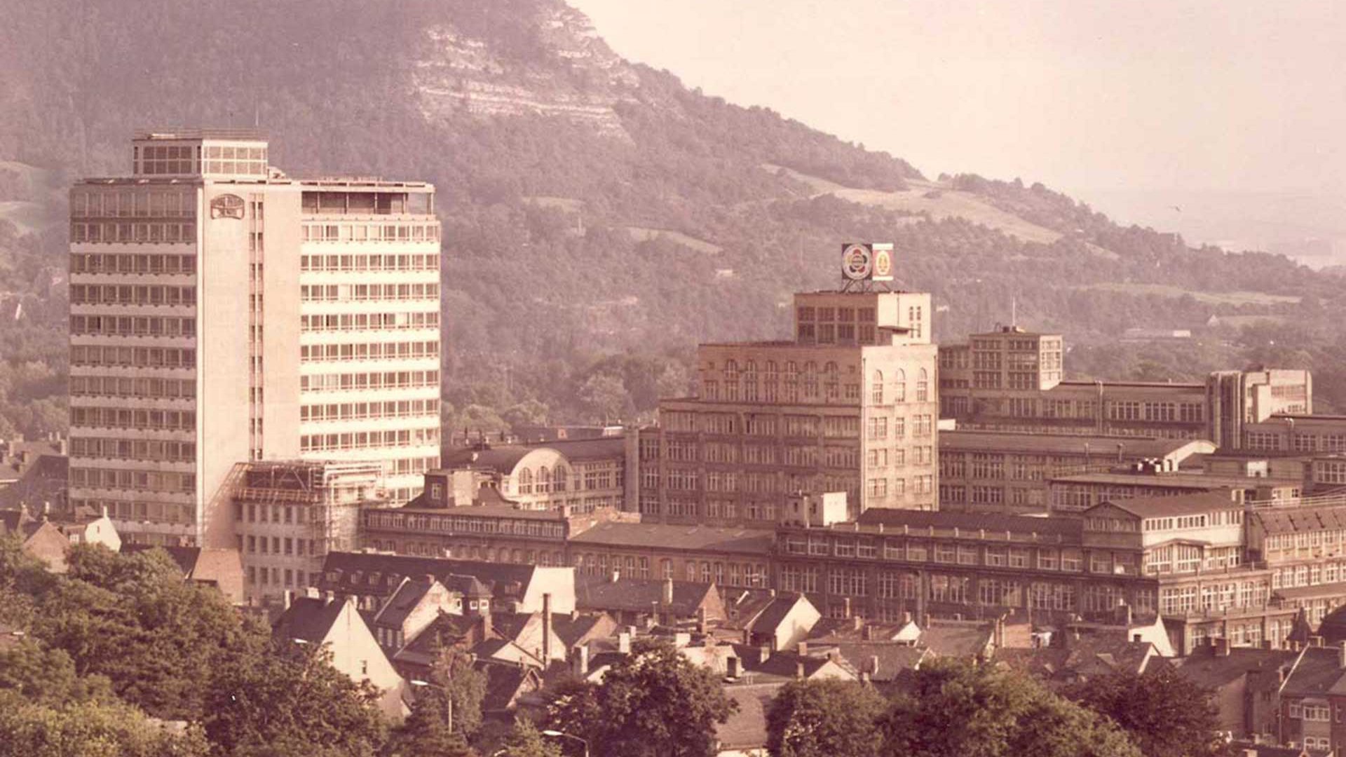 VEB Carl Zeiss Jena | Das Unternehmen in Jena wurde 1948 verstaatlicht. Seit 1965 wurde es zum führenden Kombinat im Bereich der Optik umgeformt, das 1989 mehr als 70.000 Beschäftigte hatte.