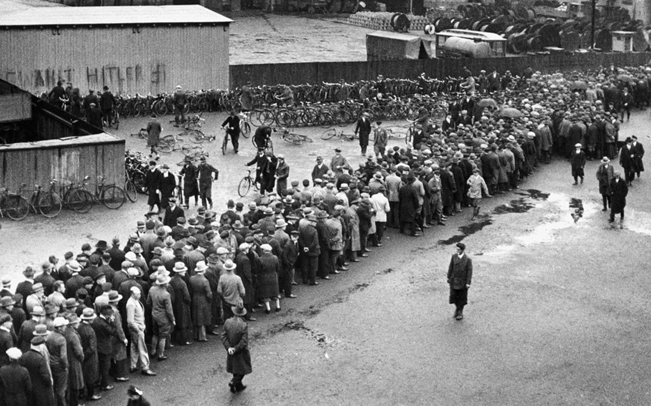 Arbeitslosenschlange, 1932 (mit freundlicher Genehmigung: Ballhause-Archiv)
