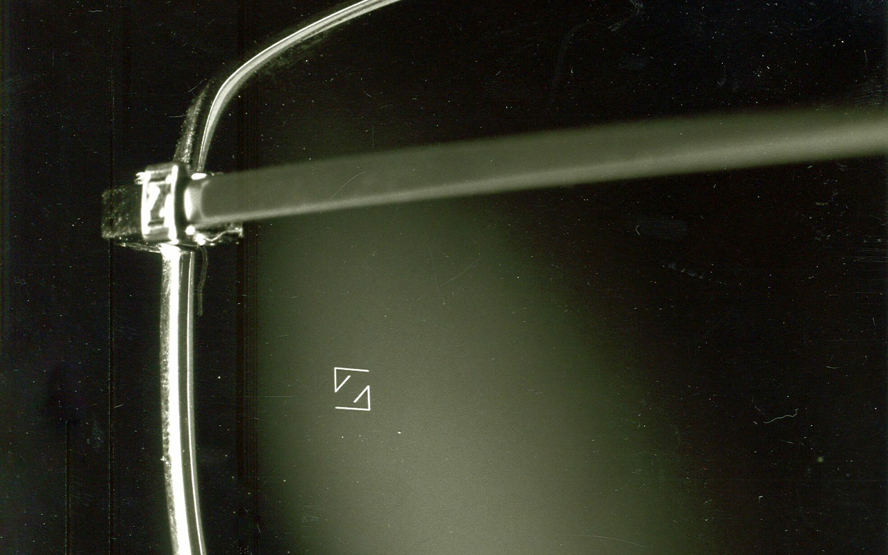 Einführung des "Z" Markenzeichens auf allen Brillengläsern.